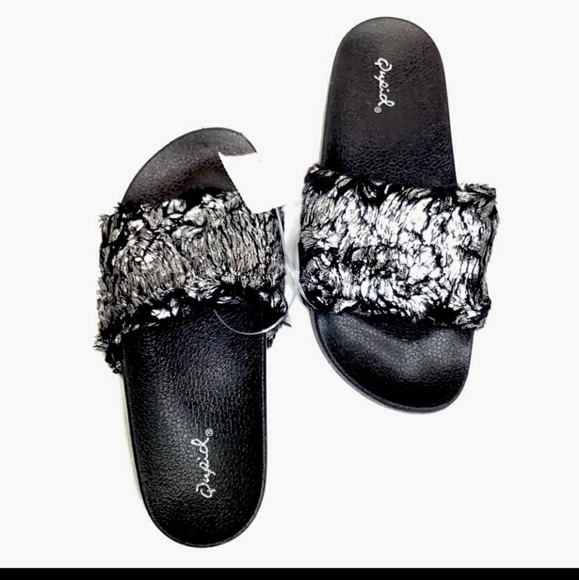 *NEW QUPID FAUX FUR METALLIC FOOTBED SLIDES SANDALS SLIPPERS SIZE 6 BLACK SILVER - Picture 1 of 6